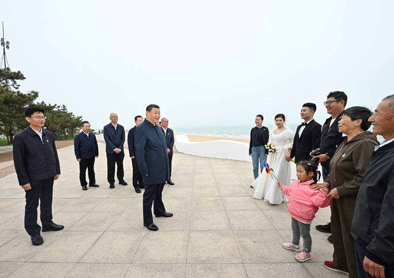 5月22日至24日，中共中央總書記、國家主席、中央軍委主席習(xí)近平在山東考察。這是22日下午，習(xí)近平在日照市陽光海岸綠道同市民親切交流。