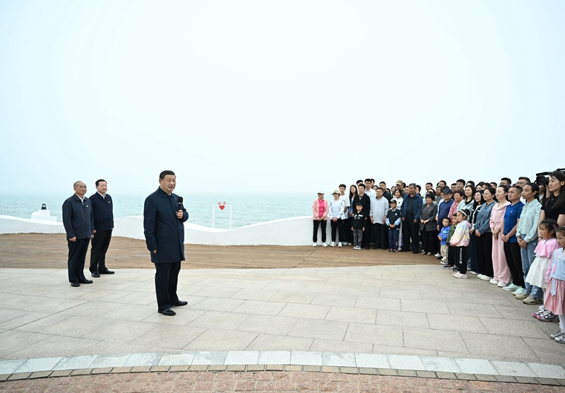 5月22日至24日，中共中央總書記、國家主席、中央軍委主席習(xí)近平在山東考察。這是22日下午，習(xí)近平在日照市陽光海岸綠道同市民和游客親切交流。